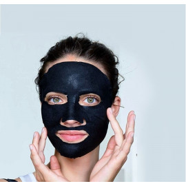 mannequin avec masque beauté visage  tissu au charbon