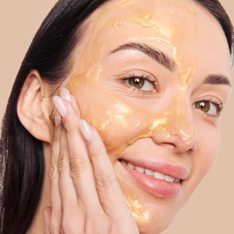 Application du masque visage imprégné or 24K