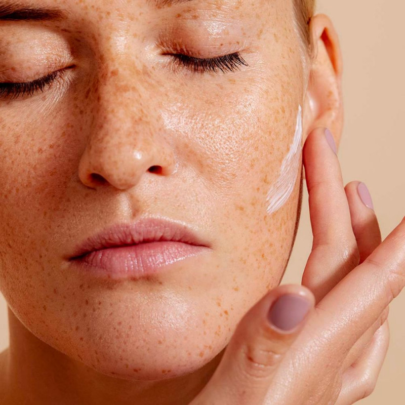 Application sur la peau de la crème de jour or 24K Jylor beauty