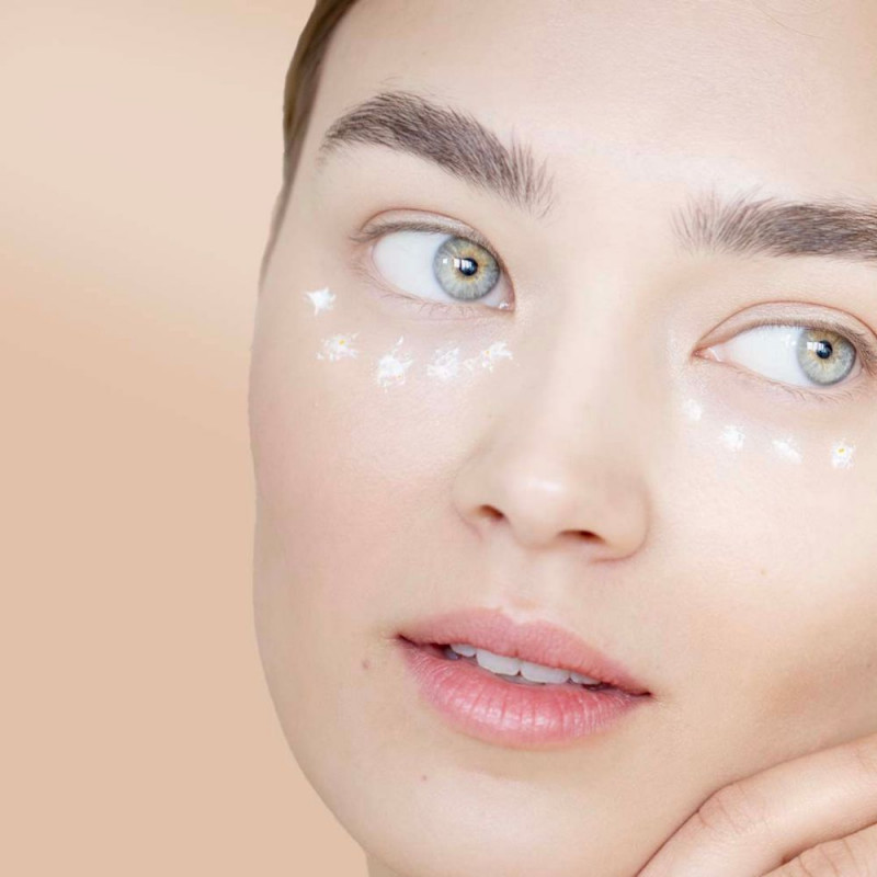 Application des crème contour des yeux or 24K