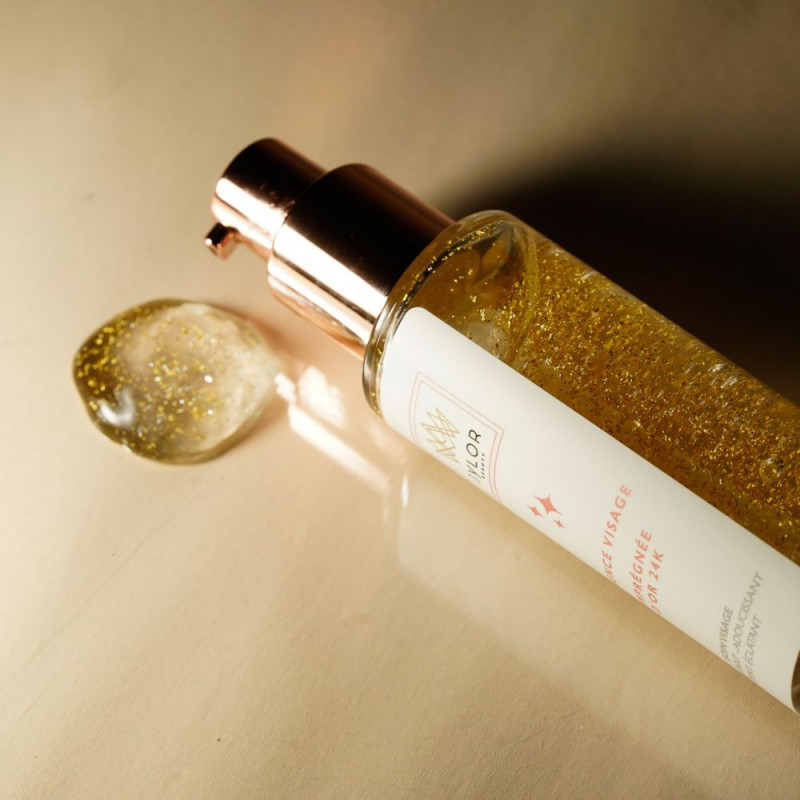 Photo ambiance essence hydratante visage or 24K