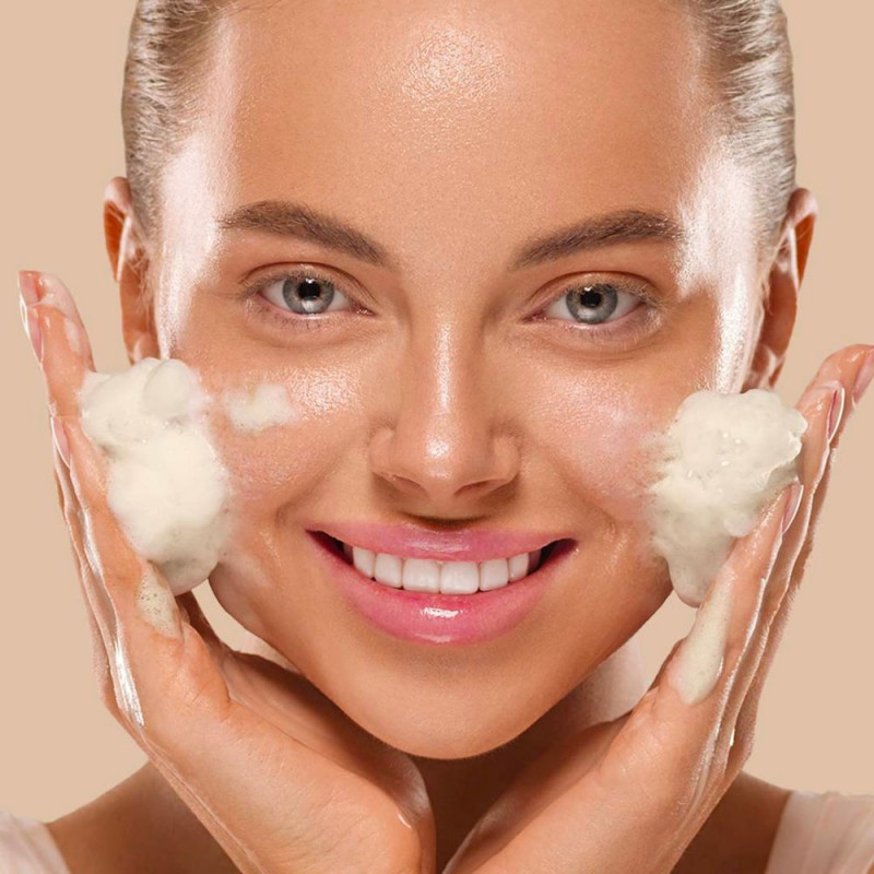 Application mousse détox visage or 24K