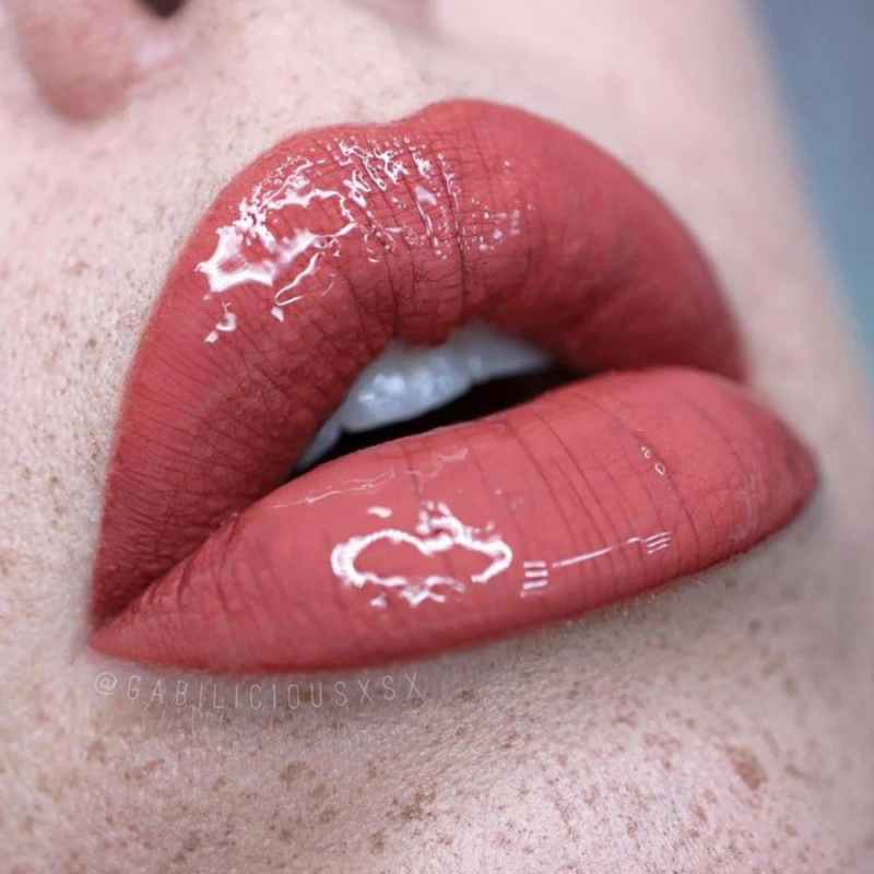 Swatch rouge à lèvres Honey Glazed - Crullers