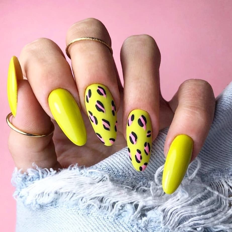 Vernis à ongles jaune