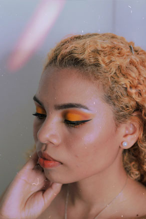 maquillage orangé et liner noir